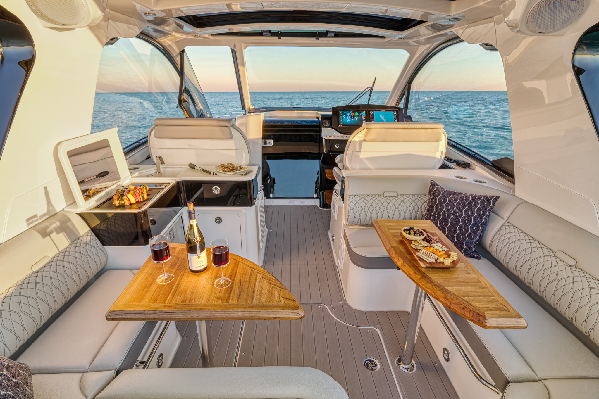 2021Sundancer370OutboardDAO370cockpitwetbargrilltables05259